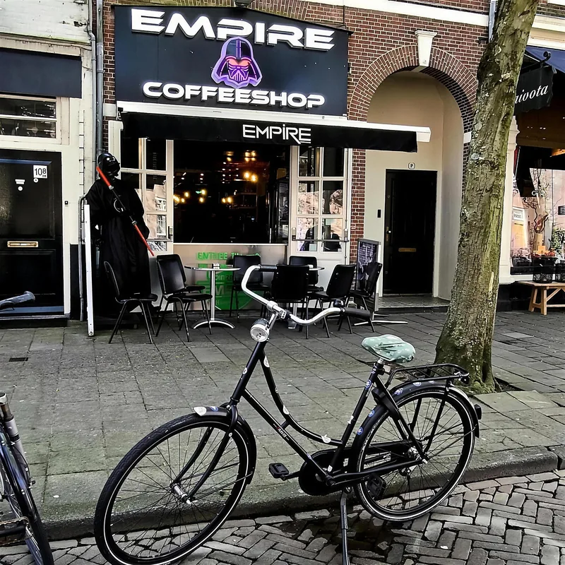 De gevel van Empire aan de Krocht bij daglicht, met een fiets ervoor